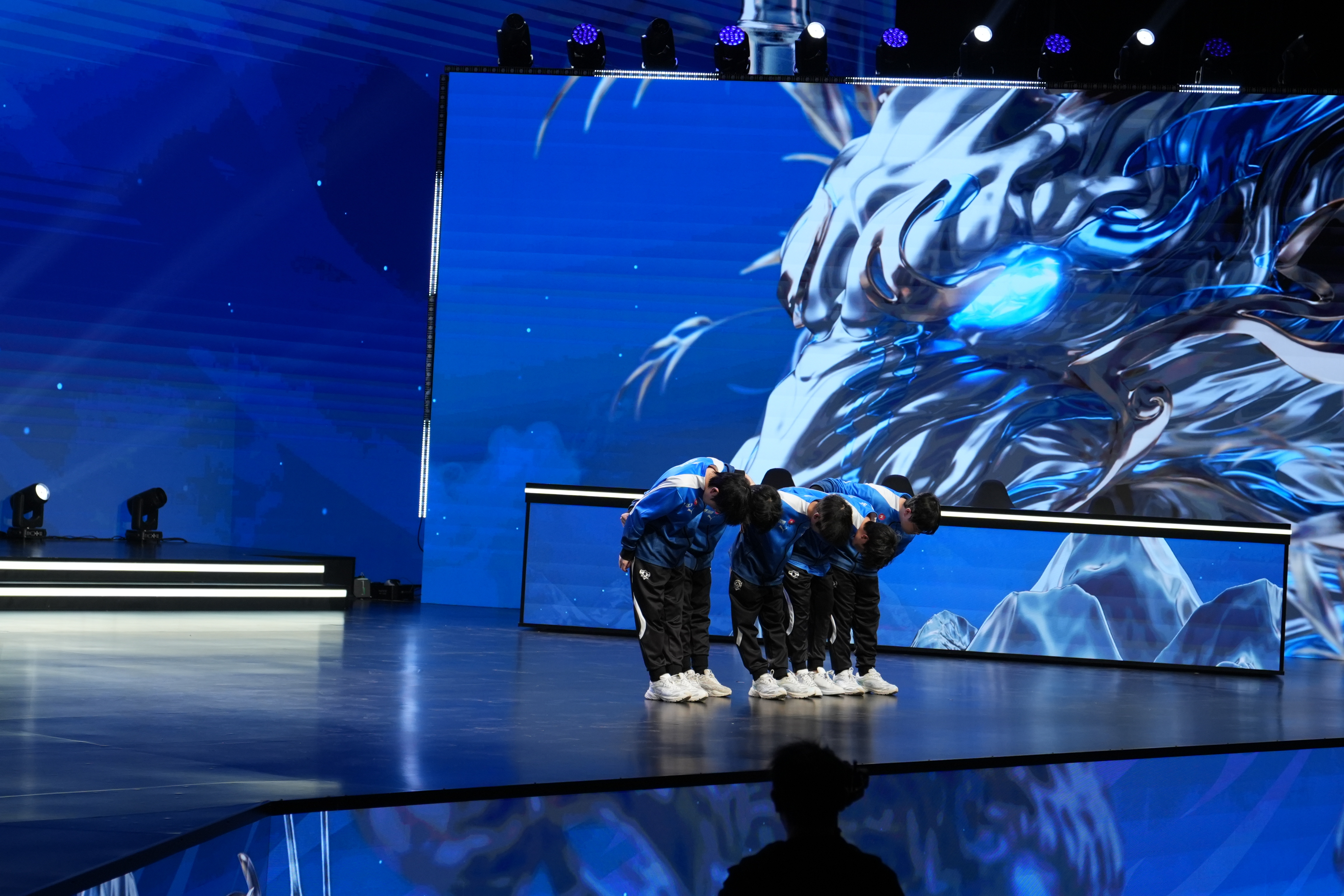 险胜首场状态出色,C9观众沸腾!,阿扎伦卡重返赛场比赛高潮迭起 险胜首场状态出色,C9观众沸腾!,阿扎伦卡重返赛场比赛高潮迭起